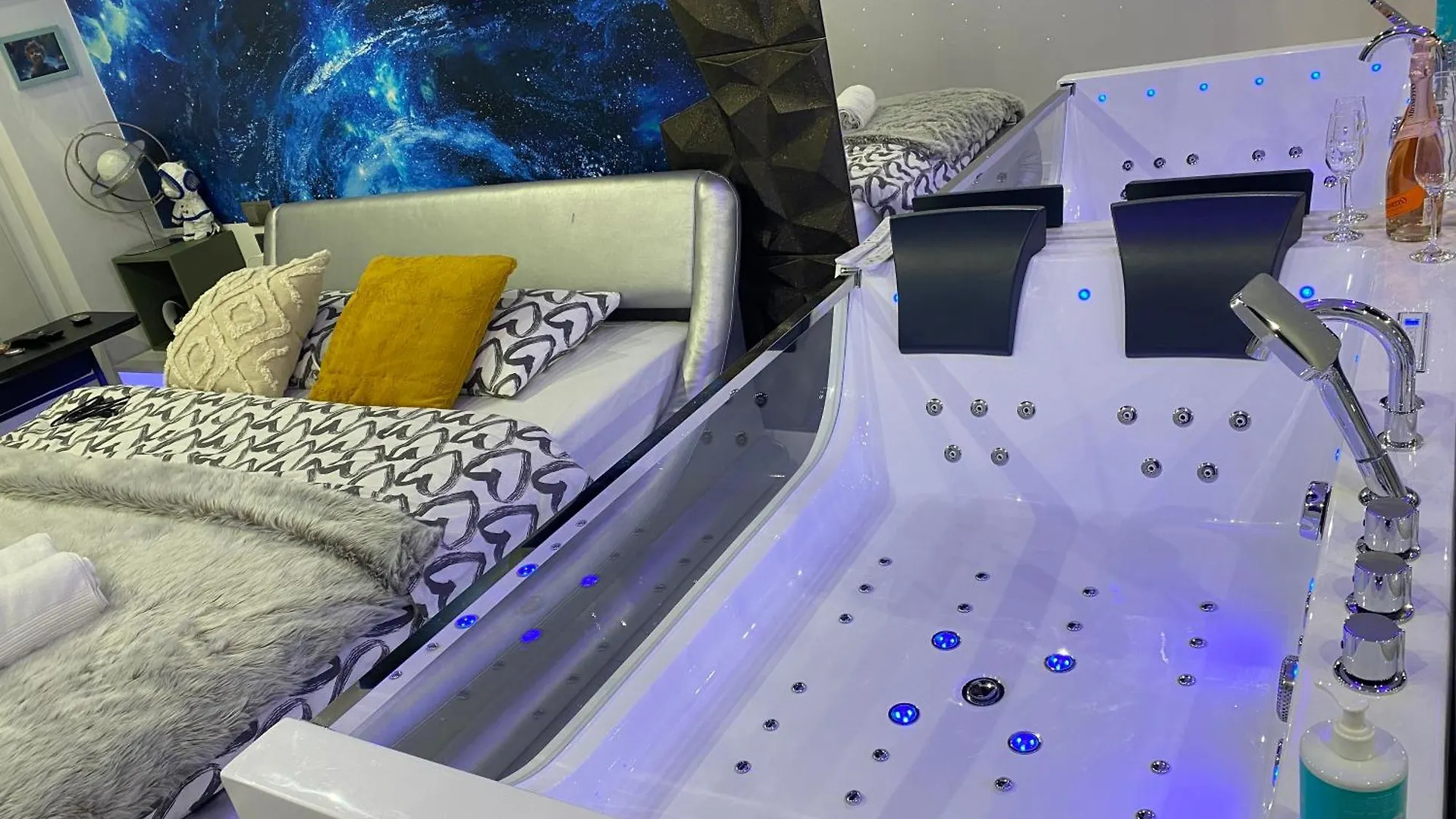 Warszawa Central House - Studios In Warsaw With Private Jacuzzi, Full Access To Sauna, Gym And Billards - Studia Z Prywatnym Jacuzzi Oraz Dostepem Do Sauny, Silowni I Bilarda 0*,  ポーランド