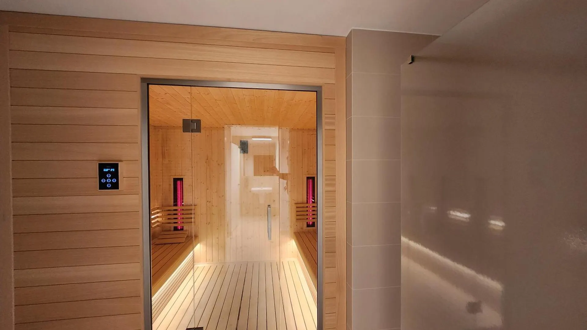Warszawa Central House - Studios In Warsaw With Private Jacuzzi, Full Access To Sauna, Gym And Billards - Studia Z Prywatnym Jacuzzi Oraz Dostepem Do Sauny, Silowni I Bilarda