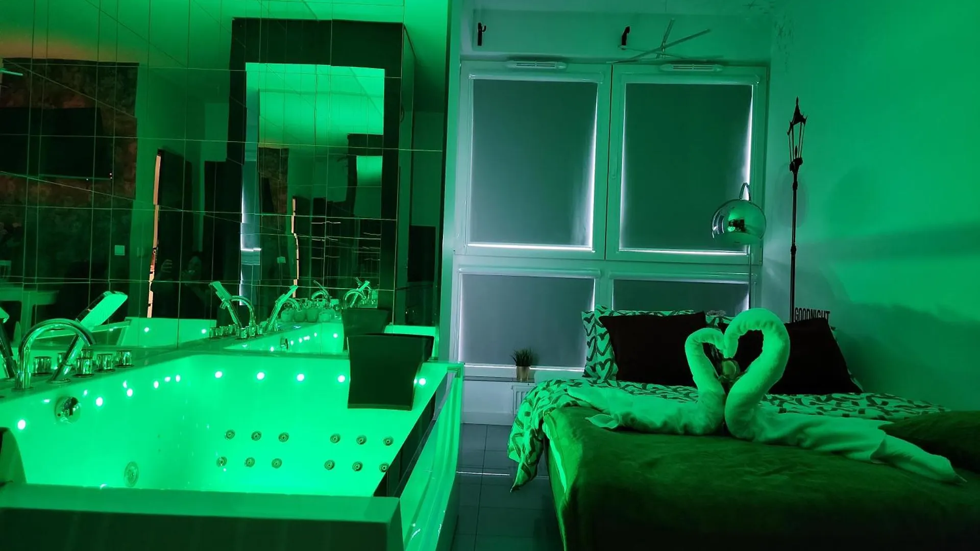 アパート Warszawa Central House - Studios In Warsaw With Private Jacuzzi, Full Access To Sauna, Gym And Billards - Studia Z Prywatnym Jacuzzi Oraz Dostepem Do Sauny, Silowni I Bilarda