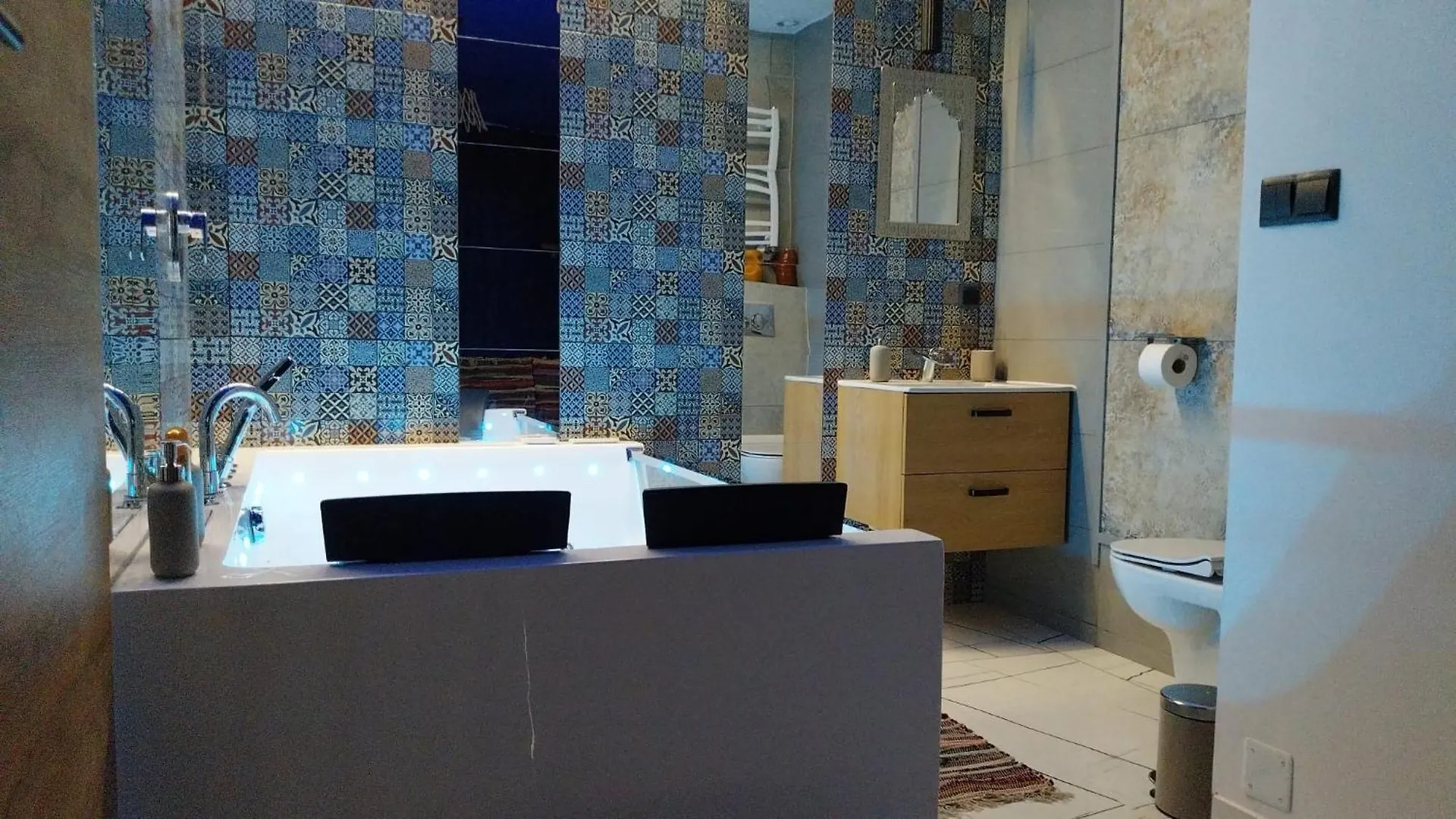 Warszawa Central House - Studios In Warsaw With Private Jacuzzi, Full Access To Sauna, Gym And Billards - Studia Z Prywatnym Jacuzzi Oraz Dostepem Do Sauny, Silowni I Bilarda 0*,
